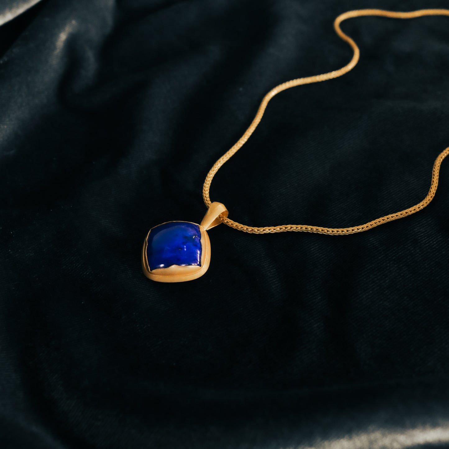 Fiore Sugarloaf Lapis Lazuli Gold Necklace